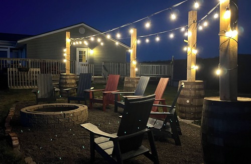 Livingstone Cove Cottage | BigSky Sea Shanty: Enjoy Amazing Sunsets and Ocean Views from the Hot Tub !