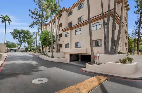 Camelback East Condo | Biltmore Bliss: Mountain Views, Dining, Spas, Golf, and Shopping Only Steps Away