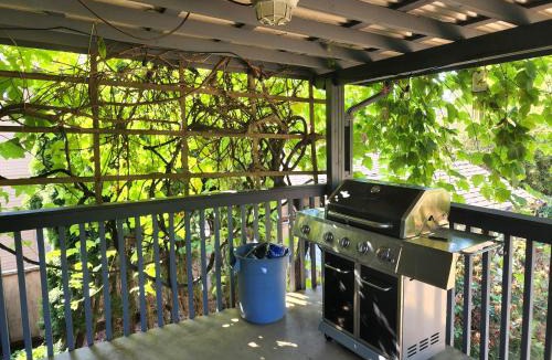 Fleetwood House | Blissful room with AC