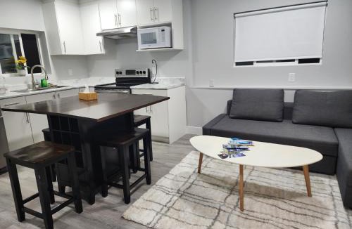 Fleetwood House | Blissfull Two Bedroom Suite Near surrey centre