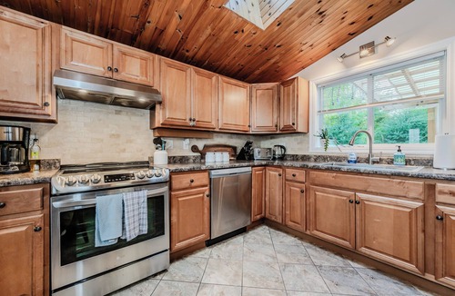 Lion's Head Cottage | Blue Horizon: Sauna Retreat near Bay!