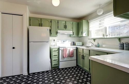 Mont-St-Hilaire Apartment | Blue House on the River