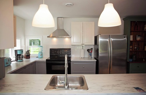 Picton Cottage | Blue House on Kelly - 10 Minutes from the Sandbanks Provincial Park!