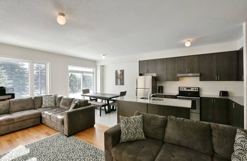 The Blue Mountains House | Blue Mountain Executive 3 Bedroom Town Home Sleeps 10 Located, Pool & Shuttle