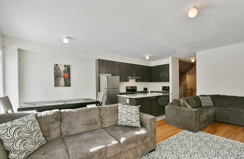 The Blue Mountains House | Blue Mountain Executive 3 Bedroom Town Home Sleeps 10 Located, Pool & Shuttle