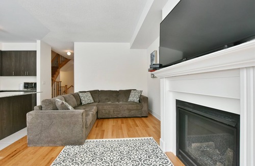 The Blue Mountains House | Blue Mountain Executive 3 Bedroom Town Home Sleeps 10 Located, Pool & Shuttle