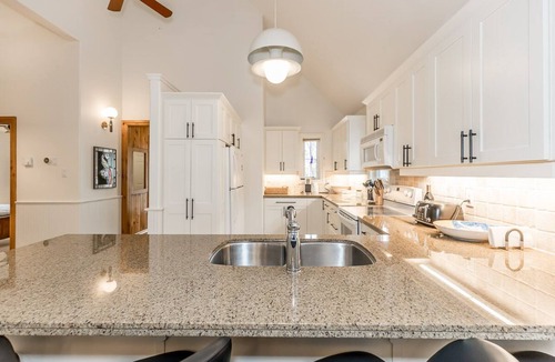 Craigleith House | Blue Mountains Luxury Bungalow Chalet: Beach, Biking, Hiking, and Golf nearby.