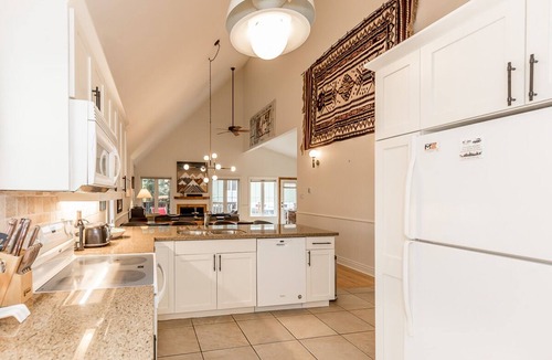 Craigleith House | Blue Mountains Luxury Bungalow Chalet: Beach, Biking, Hiking, and Golf nearby.