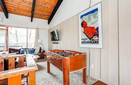 The Blue Mountains Ski Chalet | Blue Mtn Chalet with a Sauna, Sleeps 20