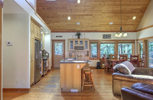 Sicamous Villa | Blue Owl Villa - at Owl 's Head Mountain and minutes to the beach