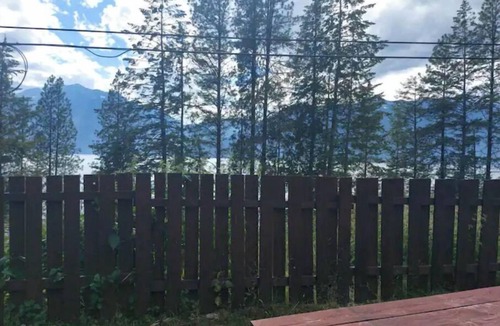 Central Kootenay Cabin | Bluenose Guest Cabin on Kootenay Lake, BC