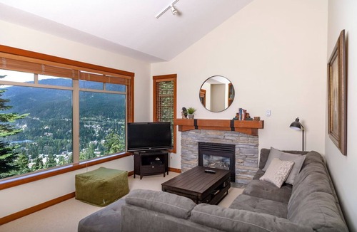 Nordic Estates Ski Chalet | BLUFFS 6 | 3 Bed 2 Bath Townhouse | Ski-In/Out | Breathtaking Views | Hot Tub