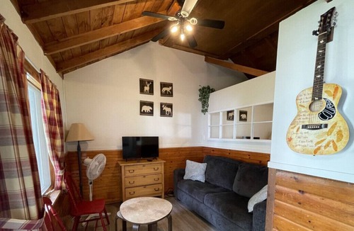 Bobcaygeon House | Bobcaygeon Resort - Cottage #4 (Sleeps 6)