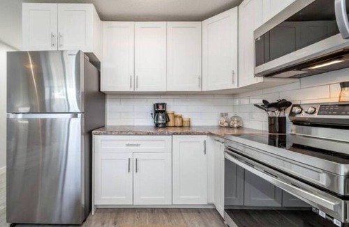 North Central Edmonton House | BoHo Chic Suite - Long Stays - Fireplace - Garagen