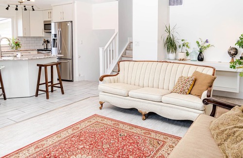 Red Deer House | Boho Oasis, 3000 sq ft, hot tub, 20 min. to the beach!