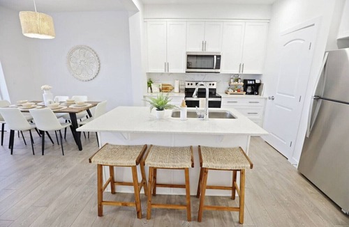 Northwest Edmonton House | BoHo Retreat with King Beds|Golf|Disney+|Near WEM