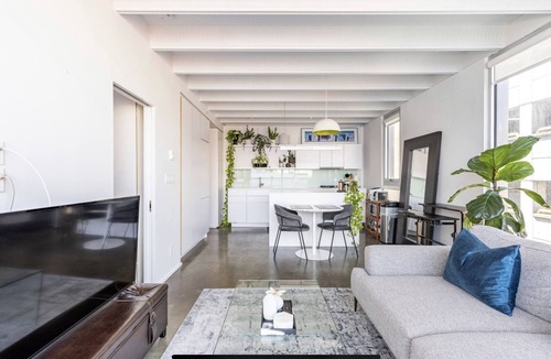 Chinatown Apartment | Book now! Modern & Cozy 1BR w/AC | Chinatown-Rogers Arena-Seawall