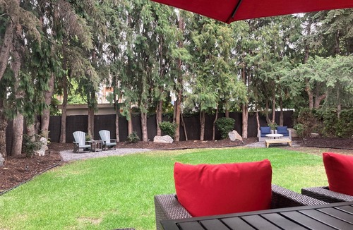 South Pandosy House | Boyce-Gyro Beach Retreat (Right across from the beach!)