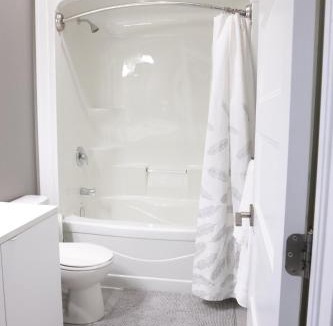 Bedford Apartment | Bradford Place Main Level, 3BR Private Floor with Kitchen