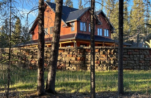 Bragg Creek House | Bragg Creek historic Cosy Cabin established in 1946