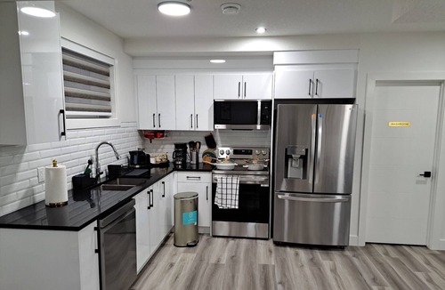 Beaumont Apartment | Brand New 1 Bedroom Suite with Private Entrance-10 mins to Airport-self check-in