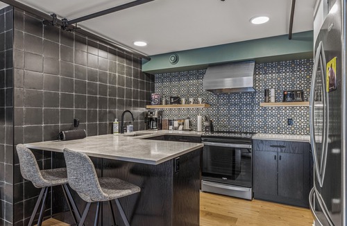Cougar Creek Apartment | Brand New 15 ppl unit in Camore, w/Mountain View