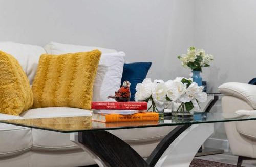 Evanston House | BRAND NEW! 2BR Private Suite - FREE Banff Pass, Netflix, Parking! Near Shopping & Airport!