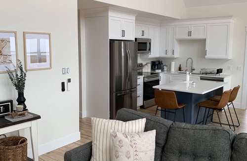 Red House Cottage | Brand New Costal Water Front Cottage with Stunning Ocean Views