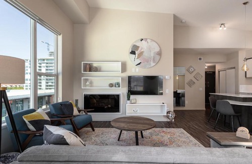 Kelowna Central Business District Apartment | BRAND NEW LUXURY TOP FLOOR 2BEDROOM CONDO - 2 MINUTES To BEACH