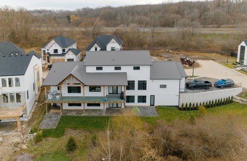 St. Davids Villa | Brand new Modern Farmhouse in the heart of Wine Country!
