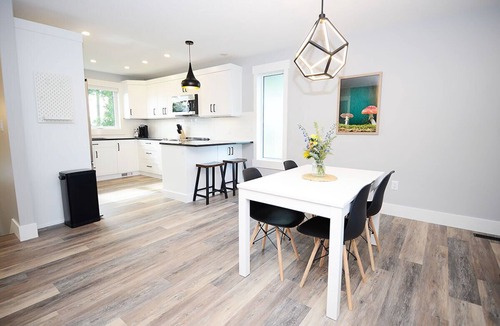 Pincher Creek House | BRAND NEW modern 2-bedroom, close to the mountains.