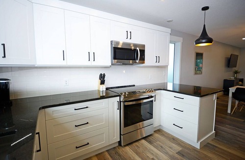 Pincher Creek House | BRAND NEW modern 2-bedroom, close to the mountains.