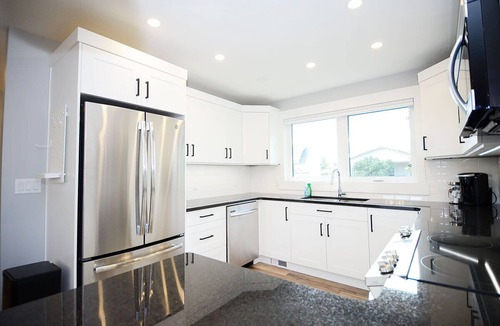 Pincher Creek House | BRAND NEW modern 2-bedroom, close to the mountains.