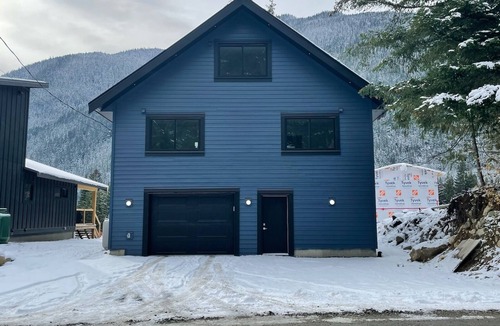 Fraser Valley Regional District House | Brand New Spacious 5-Bed Retreat in Sunshine Valley