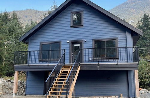Fraser Valley Regional District House | Brand New Spacious 5-Bed Retreat in Sunshine Valley