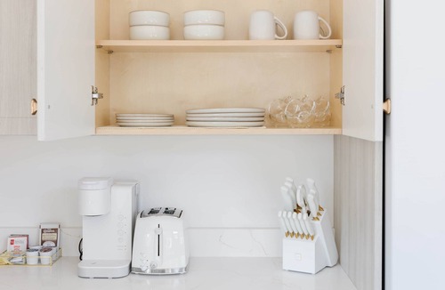 Campbell River House | Brass Apple Cottage | Stylish, New, A/C & Wi-Fi