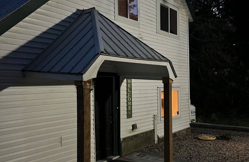 Greater Napanee Cottage | Breathtaking Bay of Quinte views, cottage in the woods!