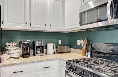 CUF House | Breathtaking City View Short Walk to Downtown King Suite Washer & Dryer