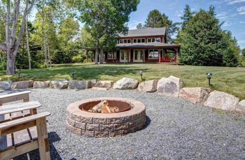 Hubley House | Breathtaking Nature Cabin 15 Min from Halifax