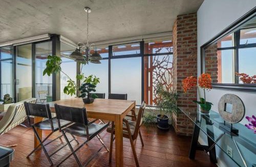 Gastown Apartment | Breathtaking Water Views Downtown with Free Parking