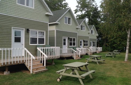 Alberton Hotel | Briarwood Coastal Cottages & Lodge