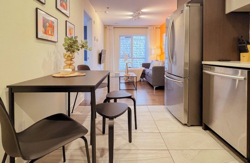 Cote-Des-Neiges—Notre-Dame-De-Grace Apartment | Bright*2BR*Feeling at home *1G Wi-Fi*gym*parking