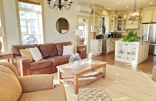 Princetown House | Bright & Airy Beach House – Bay Views, Wraparound Deck & Room to Unwind
