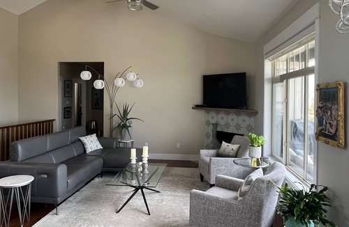 Kamloops House | Bright and beautiful 2 bedroom 2 bath, breathtaking views. 3- 4 month stay only