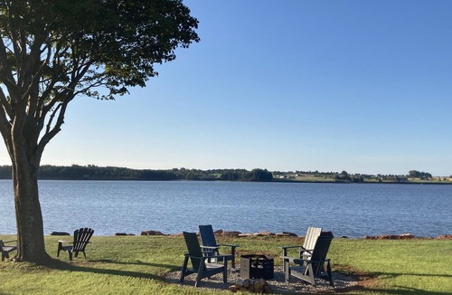 Meadowbank Cottage | Bright and Cheerful 3-Bedroom Waterfront Cottage