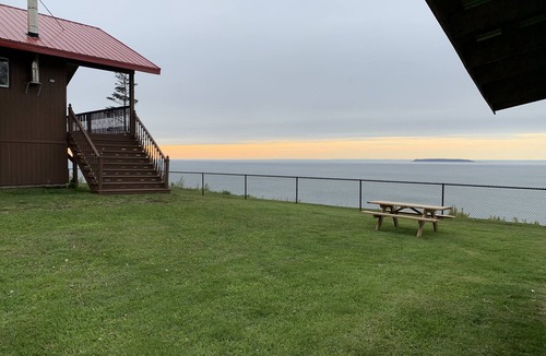 Bay of Fundy & Annapolis Valley Cottage | Bright and cozy cottage overlooking the worlds highest tides