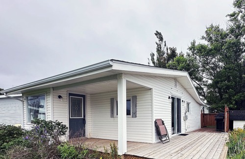 Grand Barachois House | Bright and peaceful cottage - short walk from the beach!