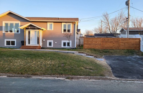 Mount Pearl House | Bright and spacious home located minutes to downtown & Galway shopping district.