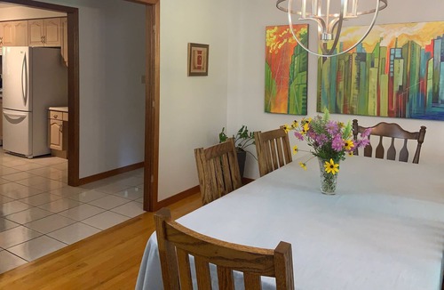 Dundas House | Bright and spacious home in historic town of Dundas.