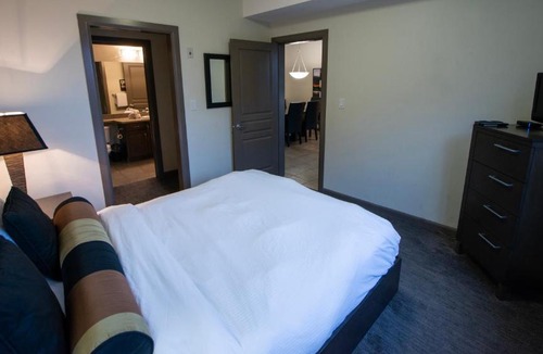 South Pandosy Apartment | Bright Apartment with Pool View #423